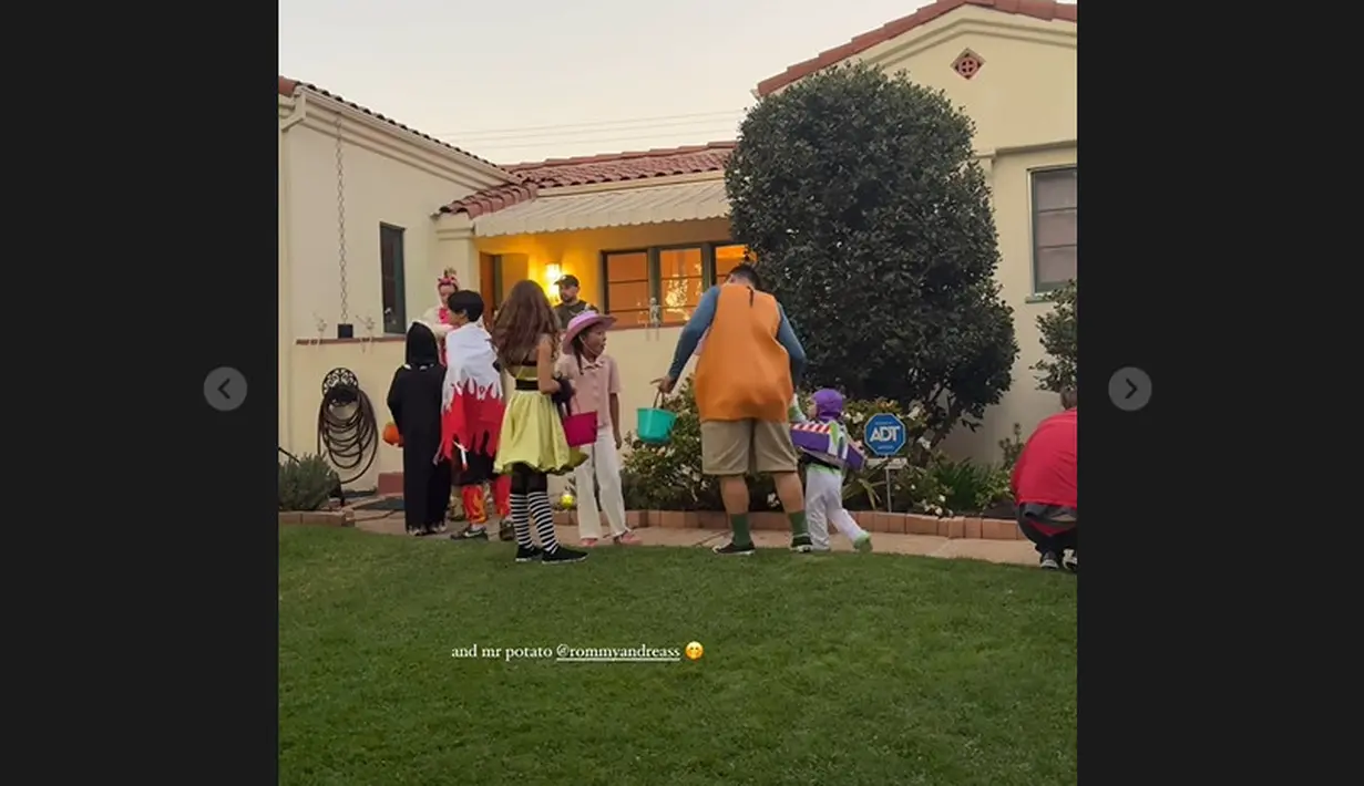Di pesta Halloween tersebut, Issa juga bermain dengan teman-tema sebayanya yang menganakan kostum ragam karakter. (Foto: Instagram/ nikitawillyofficial94)