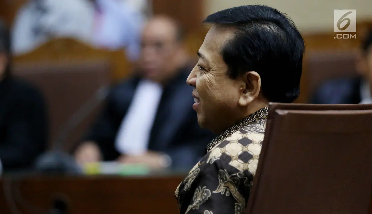 Terdakwa kasus korupsi E-KTP, Setya Novanto menjalani sidang beragenda pembacaan putusan sela di Pengadilan Tipikor, Jakarta, Kamis (4/1). Majelis Hakim menolak nota keberatan atau eksepsi Setya Novanto atas surat dakwaan KPK. (Liputan6.com/Johan Tallo)
