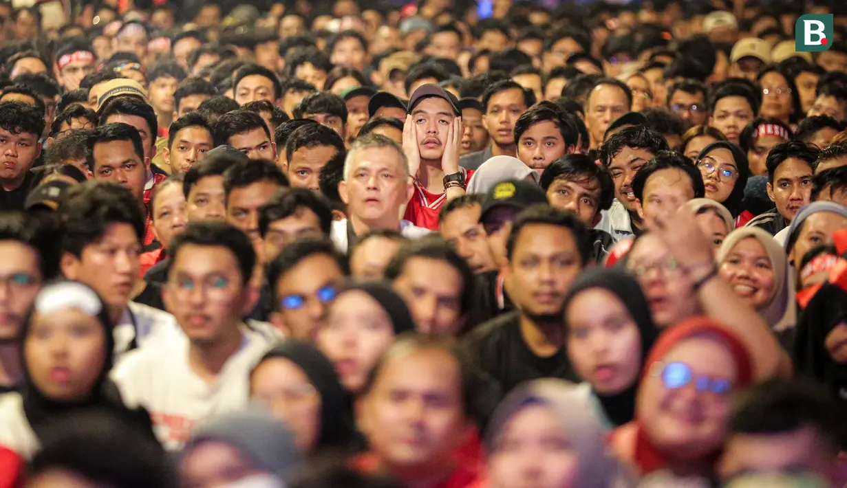 Raut kecewa seorang penonton saat nonton bareng laga semifinal Piala Asia U-23 antara Timnas Indonesia U-23 melawan Uzbekistan U-23 di Kompleks Stadion Utama Gelora Bung Karno (SUGBK), Senayan, Jakarta, Senin (29/04/2024) malam WIB. (Bola.com/Bagaskara Lazuardi)