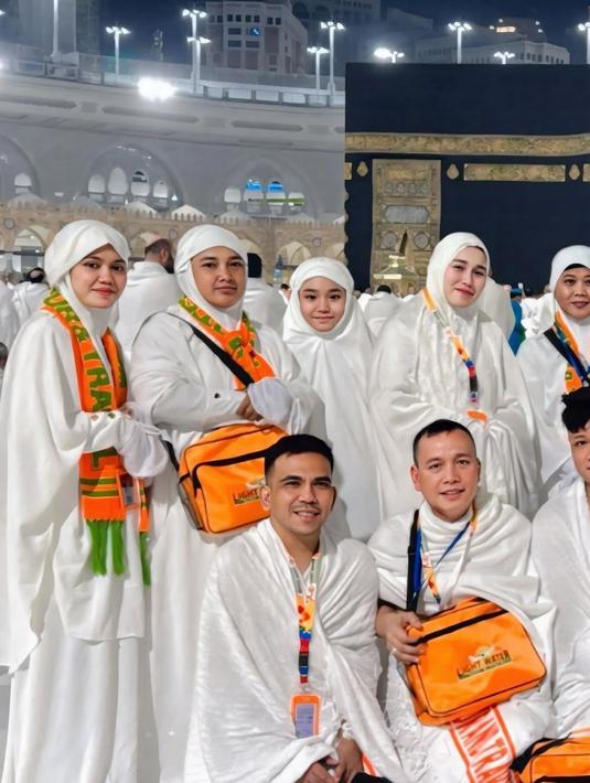 Dalam unggahan di media sosial, Ayu menyampaikan rasa syukur atas kelancaran ibadah umrohnya. Ia berharap doa-doa mereka di Tanah Suci dapat dikabulkan oleh Allah SWT. (Liputan6.com/IG/@ayutingting92)