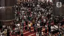 Sejumlah jemaah melaksanakan salat gaib di Masjid Istiqlal, Jakarta, Jumat (10/2/2023). Salat gaib tersebut dilakukan untuk mendoakan para korban gempa di Turki dan Suriah. (Liputan6.com/Faizal Fanani)