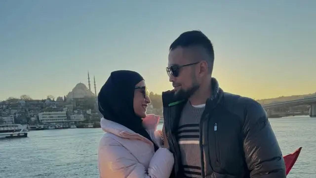 8 OOTD Hijab Shireen Sungkar Liburan di Qatar dan Turki Serasi dengan Suaminya, Tengku Wisnu