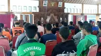 Suporter Sragen United berkumpul di Pendopo Kabupaten Sragen. Mereka berasal dari Viking, The Jakmania, Aremania, hingga Bonek Mania. (Bola.com/Romi Syahputra)