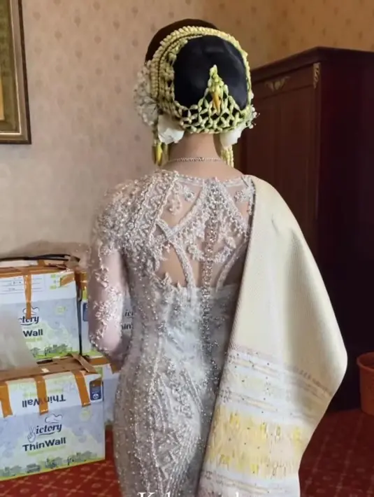 Detail ulos dan kebaya bagian belakang yang terlihat begitu indah. Dengan kerumitan pengerjaan yang terlihat dalam detail foto ini.  [IG/fcgweddings/myrnamyura]