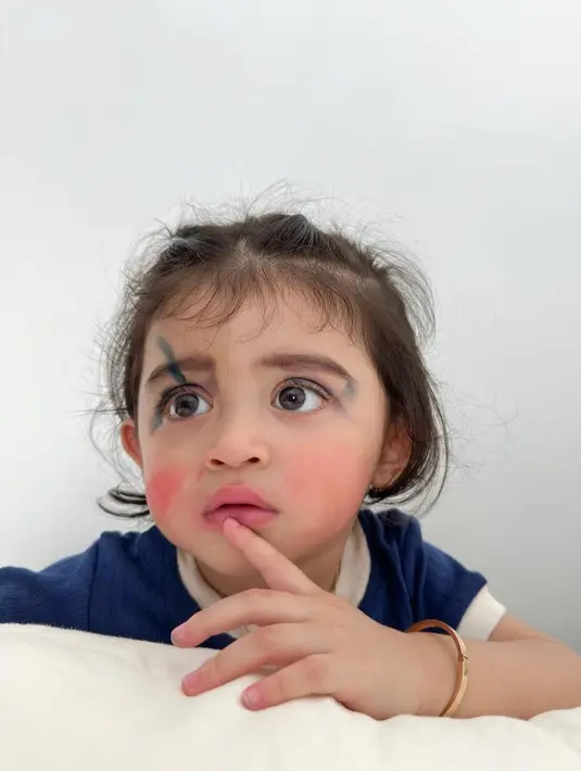 Margin baru saja membagikan potret anaknya, Guzelim. Wajah sang anak pun tampak berbeda karena penuh dengan coretan