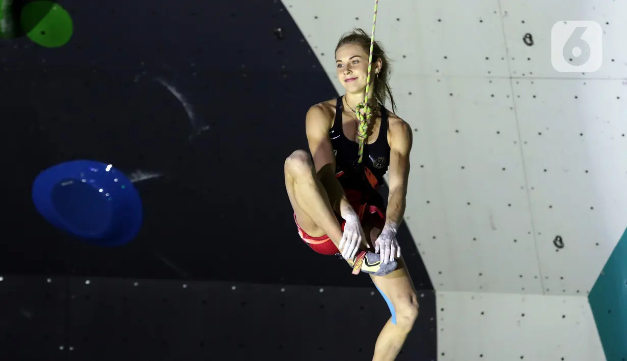 Atlet panjat tebing putri Jerman, Hannah Meul saat berlaga di babak final kategori lead Kejuaraan Dunia Panjat Tebing 2022 seri Jakarta, Senin (26/9/2022). Hannah Meul menempati posisi keempat dengan poin 34+ di final lead putri Kejuaraan Dunia Panjat Tebing 2022 seri Jakarta. (Liputan6.com/Helmi Fithriansyah)