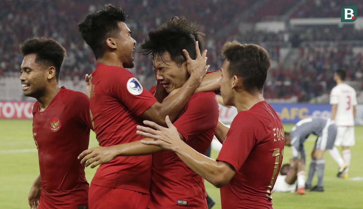 Para pemain Indonesia merayakan gol yang dicetak oleh Witan Sulaeman ke gawang Uni Emirat Arab (UEA) pada laga AFC di SUGBK, Jakarta, Rabu (24/10/2018). Indonesia menang 1-0 atas UEA. (Bola.com/M Iqbal Ichsan)