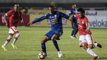Gelandang Persib, Raphael Maitimo, berusaha melewati gelandang Persija, Sandi Sute, pada laga Liga 1 di Stadion GBLA Bandung, Jawa Barat, Sabtu (22/7/2017). Kedua klub bermain imbang 1-1. (Bola.com/Vitalis Yogi Trisna)
