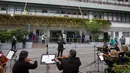 Para anggota ERT (Hellenic Broadcasting Corporation) Modern Music Orchestra memainkan musik di halaman Rumah Sakit Umum Evaggelismos di Athena, Yunani (20/4/2020). Konser digelar oleh ERT Modern Music Orchestra untuk menghormati staf medis dalam perjuangan melawan COVID-19. (Xinhua/Marios Lolos)