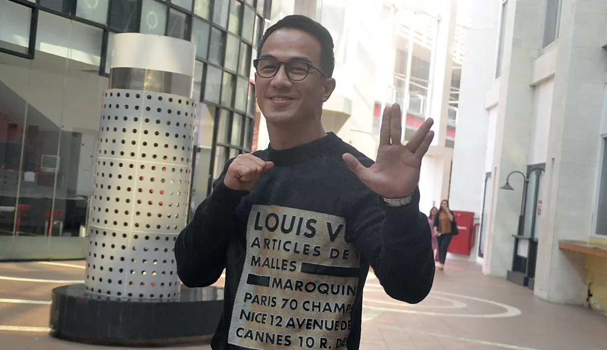 “Dia bilang mau ngobrol sama saya, dan kita ketemuan di Paramount Pictures. Di sana kita ketemu sama casting director, katanya ada satu peran yang cocok dengan saya, ya karakter Manas itu yang saya perankan,” terang Joe. (Deki Prayoga/Bintang.com)