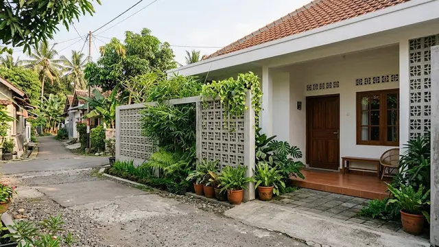 Desain Rumah Kampung dengan Roster dan Tanaman