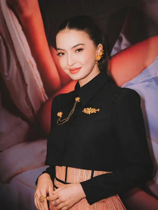 Corset ulos skirt ini dipadukan dengan cropped beskap yang ikonik dari Wilsem Willim [@ralineshah]