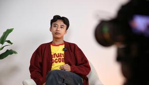 Bintang film KKN di Desa Penari, Fajar Nugra syuting horor komedi Warung Pocong. Di sini, ia beradu akting dengan Sadana Agung dan Randhika Djami.