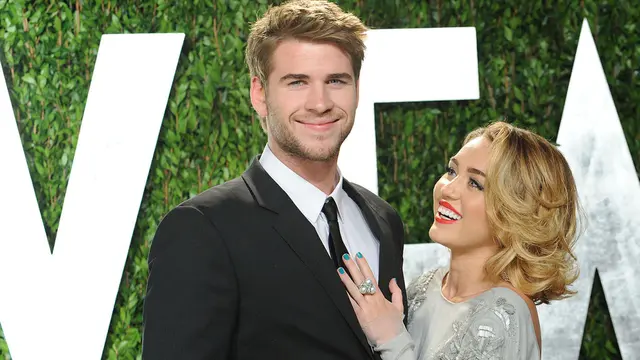 [Bintang] Miley Cyrus - Chris Hemsworth