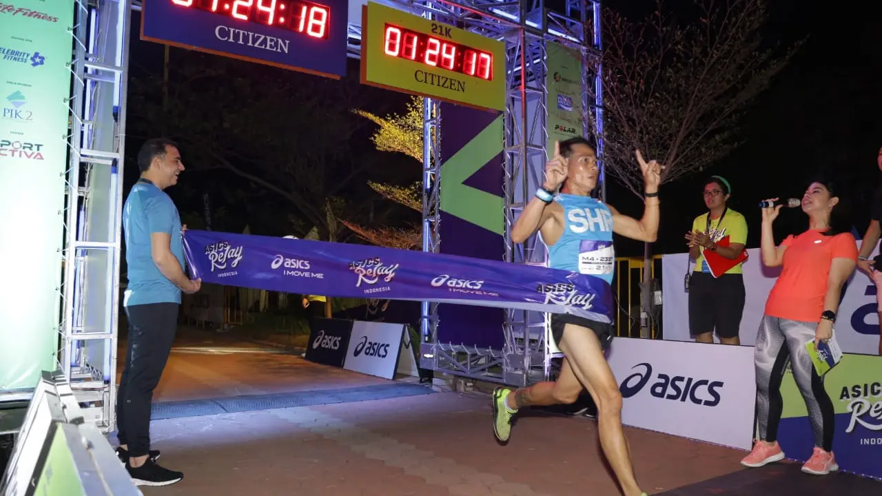 Lomba lari marathon beregu Asics Relay di Pantai Indah Kapuk