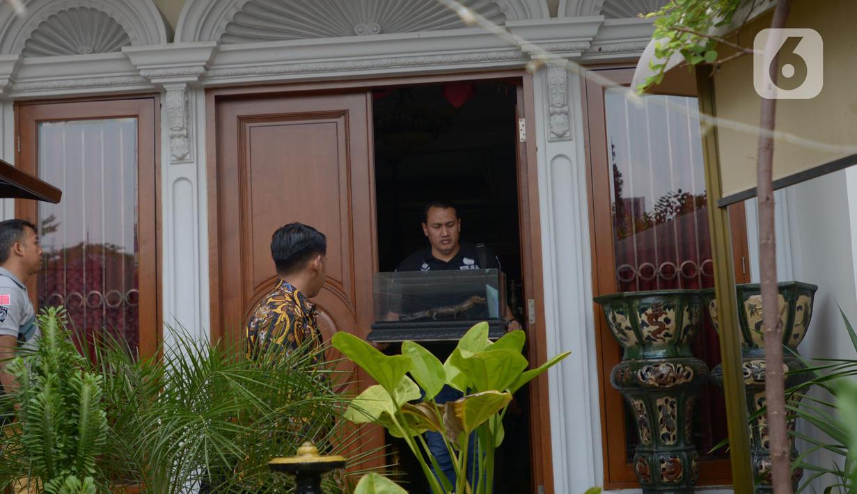 Petugas menyita hewan yang diawetkan (offset) saat penggeledahan terhadap rumah tersangka penodongan pelajar SMA menggunakan senjata api, Abdul Malik di kawasan Kemang, Kamis (26/12/2019). Offset hewan-hewan itu kemudian disita polisi untuk penyelidikan lebih lanjut.(merdeka.com/Imam Buhori)