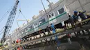 Gerbong KRL seri 6000 saat diletakkan ke jalur rel di Pelabuhan Tanjung Priok, Jakarta, Jumat (29/7). Pada tahap pertama tahun ini, PT KAI Commuter Jabodetabek mendatangkan 30 dari 60 unit KRL Tokyo Metro Jepang. (Liputan6.com/Immanuel Antonius)