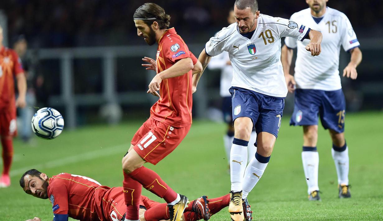 Bek Italia, Leonardo Bonucci, berebut bola dengan gelandang Makedonia, Feran Hasani, pada laga Kualifikasi Piala Dunia 2018 di Stadion Olimpico, Turin, Jumat (6/10/2017). Italia ditahan imbang 1-1 dengan Makedonia. (AP/Alessandro Di Marco)