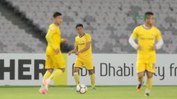 Umpan pendek ala pemain Song Lam Nghe An FC saat latihan jelang Piala AFC 2018 di Stadion Utama GBK, Senayan, Jakarta, (13/3/2018). Song Lam Nghe An FC akan melawan Persija di Grup H. (Bola.com/Nick Hanoatubun)