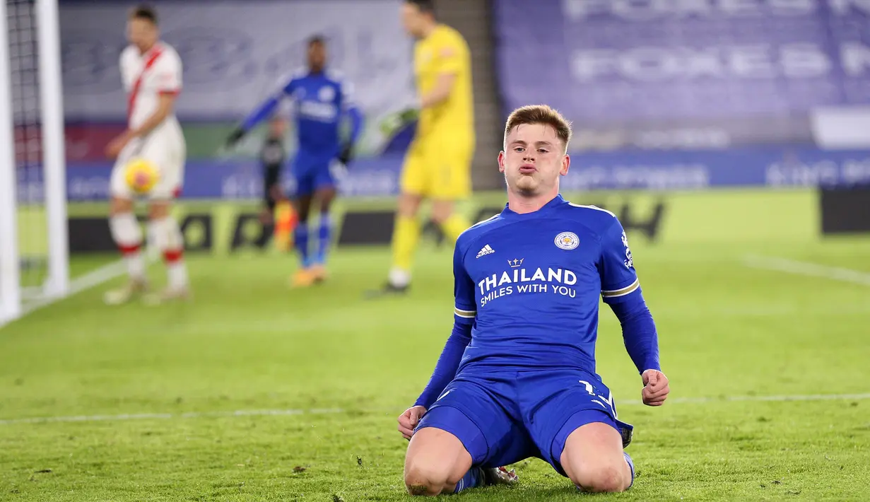 Gelandang Leicester City, Harvey Barnes melakukan selebrasi usai mencetak gol kedua timnya ke gawang Southampton dalam laga lanjutan Liga Inggris 2020/21 pekan ke-18 di King Power Stadium, Sabtu (16/1/2021). Leicester City menang 2-0 atas Southampton. (AFP/Alex pantling/Pool)