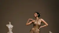 Agnes Rahajeng Bersinar di Miss Supranational 2026 Pakai Gaun Emas Rancangan Hian Tjen