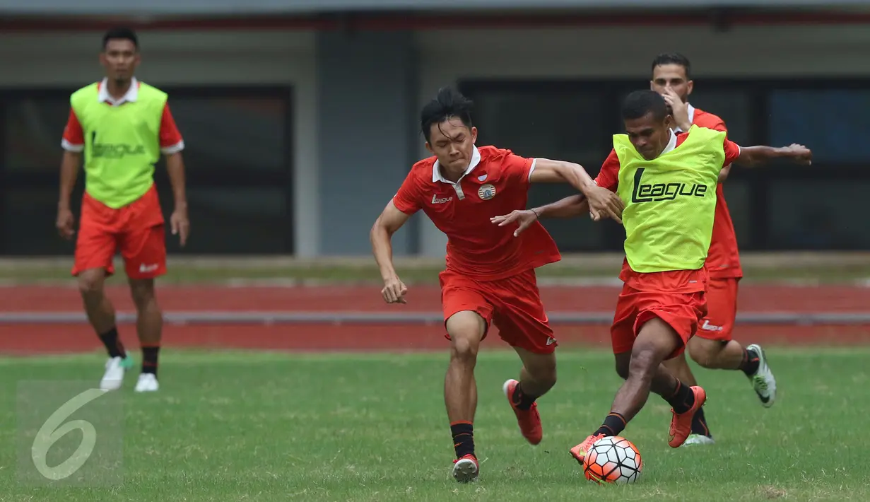 Pemain Persija saat melakukan uji lapangan jelang laga melawan Timnas Indonesia U-22 di Stadion Patriot Candrabhaga, Bekasi, Selasa (4/4). Persija akan melakoni laga uji coba melawan Timnas Indonesia U-22, (5/4). (Liputan6.com/Helmi Fithriansyah