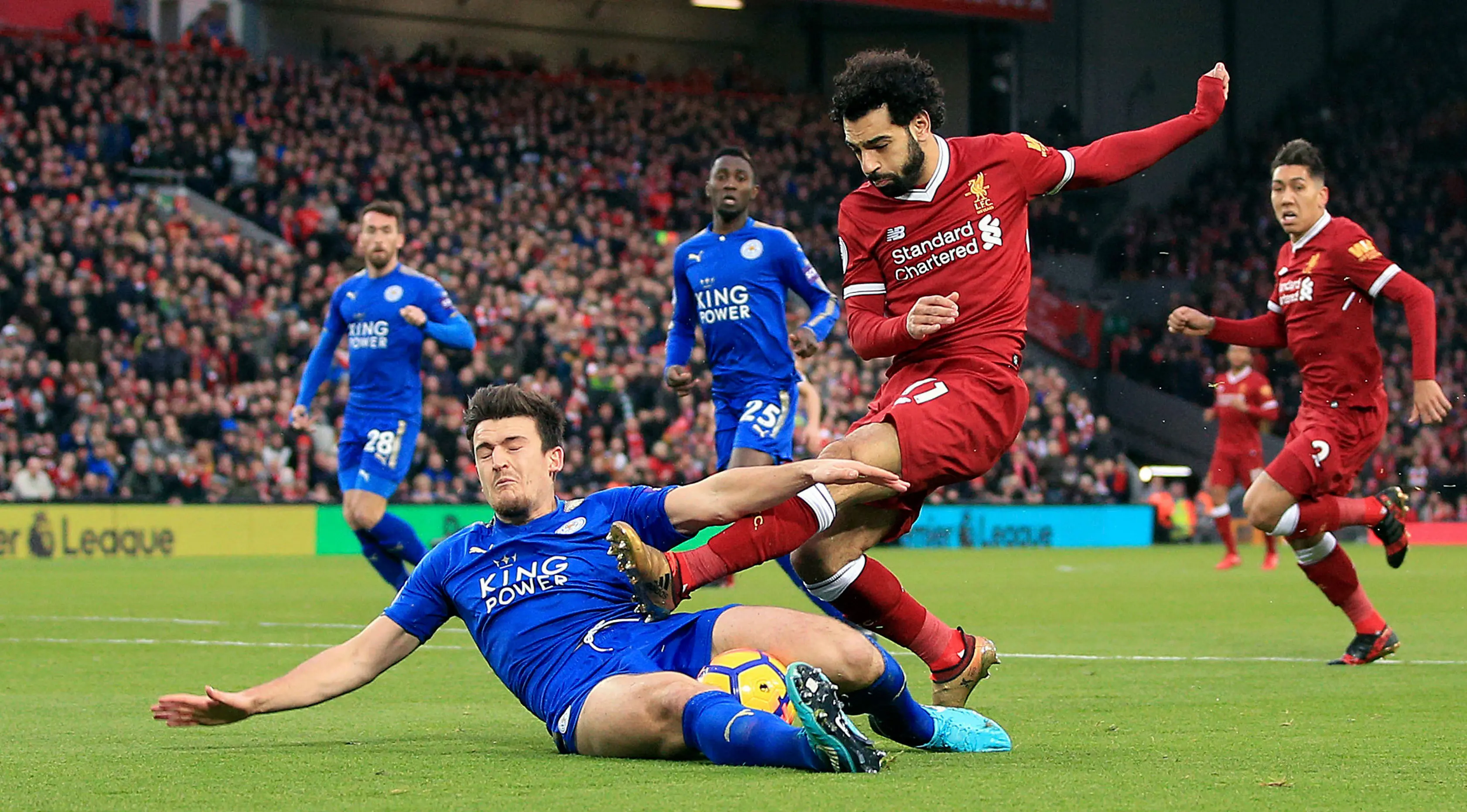 Pemain Leicester City, Harry Maguire berebut bola dengan pemain Liverpool, Mohamed Salah pada laga pekan ke-21 Premier League di Anfield, Sabtu (30/12). Dua gol kemenangan Liverpool dicetak oleh Salah dengan skor akhir 2-1. (Peter Byrne/PA via AP)