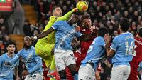 Kiper Manchester City asal Italia bernomor punggung 25, Gianluigi Donnarumma (ke-3 dari kiri), menghalau bola selama pertandingan Liga Inggris antara Liverpool dan Manchester City di Anfield, Liverpool, barat laut Inggris pada 8 Februari 2026. (Paul ELLIS/AFP)