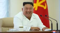 Pemimpin Korea Utara, Kim Jong-un berbicara selama pertemuan politbiro ke-13 dari Partai Buruh di lokasi yang dirahasiakan dalam gambar yang dirilis Senin (8/6/2020). Dalam pertemuan itu, Kim Jong-un juga membahas proyek-proyek ekonomi termasuk industri kimia. (Photo by STR / KCNA VIA KNS / AFP)