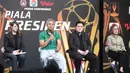 (dari kiri)  Ketua OC Piala Presiden Tsamara Amany, Kiper Persebaya Ernando Ari Sutaryadi,  Ketua Umum PSSI Erick Thohir dan Direktur Emtek Media Harsiwi Achmad saat press conference Piala Presiden 2026 di Studio Lantai 8 SCTV Tower - Senayan City, Jakarta, Senin (06/07/2026). (Merdeka.com/ Arie Basuki)