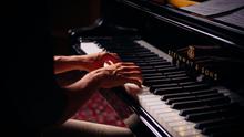 Ilustrasi musik, lagu, piano. (Photo by Claude Gabriel on Unsplash)