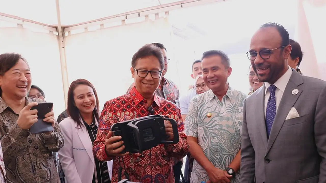 Menteri Kesehatan RI Budi Gunadi Sadikin meluncurkan alat skrining tuberkulosis (TB), Portable X-Ray pada Jumat, 2 Agustus 2024 di Gedung Sate, Bandung, Jawa Barat. (Dok: Kemenkes)
