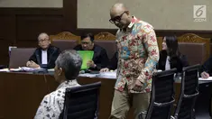 Terdakwa dugaan suap di Krakatau Steel, Kurnia Alexander Muskitta (berdiri) dan Wisnu Kuncoro saat menjalani sidang lanjutan di Pengadilan Tipikor, Jakarta, Rabu (28/8/2019). Sidang beragendakan mendengar keterangan saksi-saksi yang dihadirkan JPU KPK. (Liputan6.com/Helmi Fithriansyah)