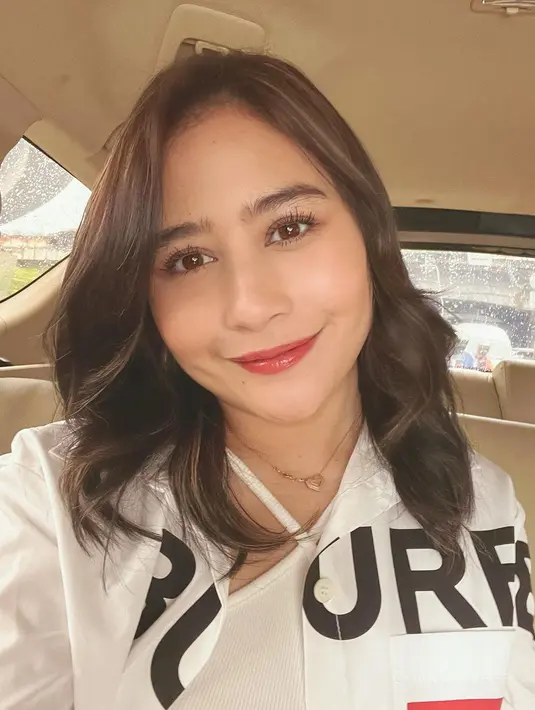 White on white, menumpuk outfit putih dengan outifit putih lainnya seperti yang dilakukan Prilly di sini juga bisa kamu coba. Dengan croptop putih polos, Prilly mengenakan kemeja Burberry sebagai outerwearnya. Foto: Instagram.