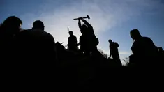 Hingga akhir tahun 2024, belum terlihat tanda-tanda serangan Israel di Gaza akan mereda. Tampak dalam foto, orang-orang mencari korban selamat di lokasi serangan Israel yang menargetkan rumah keluarga Abu Samra di Deir el-Balah di Jalur Gaza tengah pada 22 Desember 2024. (Eyad BABA/AFP)