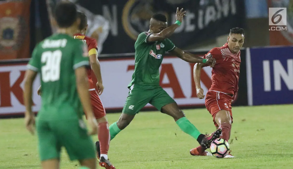 Bek Persija, Jaimerson Da Silva Xavier (kanan) berebut bola dengan pemain PSMS, Sadney K Urikhob saat laga pertama semifinal Piala Presiden 2018 di Stadion Manahan, Solo, Jawa Tengah, Sabtu (10/2). Persija menang 4-1. (Liputan6.com/Helmi Fithriansyah)