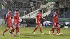 Para pemain Bayern Munich meninggalkan lapangan usai dikalahkan tim Divisi 2 Holstein Kiel 5-6 lewat adu penalti dalam laga babak kedua Piala DFB Pokal 2020/21 di Kiel, Rabu (13/1/2021). Kedua tim bermain imbang 2-2 di waktu normal hingga perpanjangan waktu. (AFP/Fabian Bimmer/Pool)