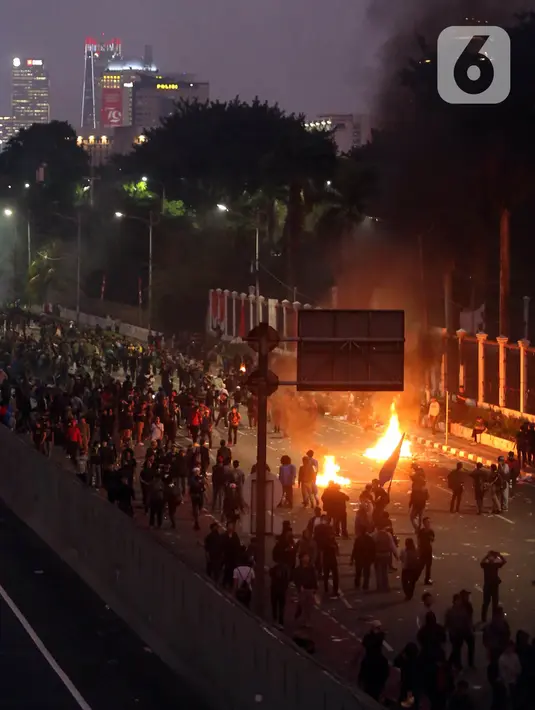 Hingga pukul 19.00 WIB, petugas kepolisian terus berusaha membubarkan aksi unjuk rasa. (Liputan6.com/Angga Yuniar)