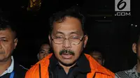 Gubernur Kepri Nurdin Basirun dikawal petugas usai menjalani pemeriksaan 1 x 24 jam di Gedung KPK, Jakarta, Jumat dini hari (12/7/2019). Nurdin Basirun resmi ditahan KPK bersama Edy Sofyan, Budi Hartono dan Abu Bakar terkait suap izin lokasi rencana reklamasi di Kepri. (merdeka.com/Dwi Narwoko)