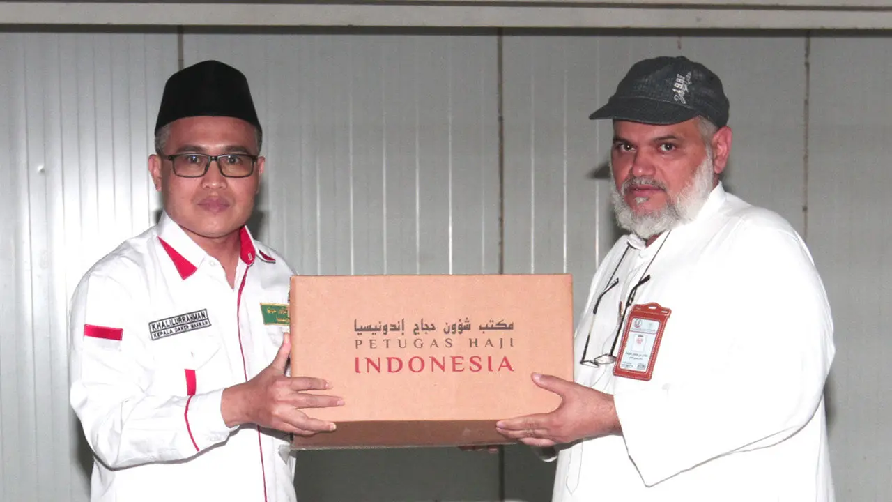 Kepala PPIH Arab Saudi Daerah Kerja Makkah Khalilurahman saat meninjau pengemasan daging dam haji di Masta RPH Alokishia, Makkah, Kamis 14 Juli 2023.
