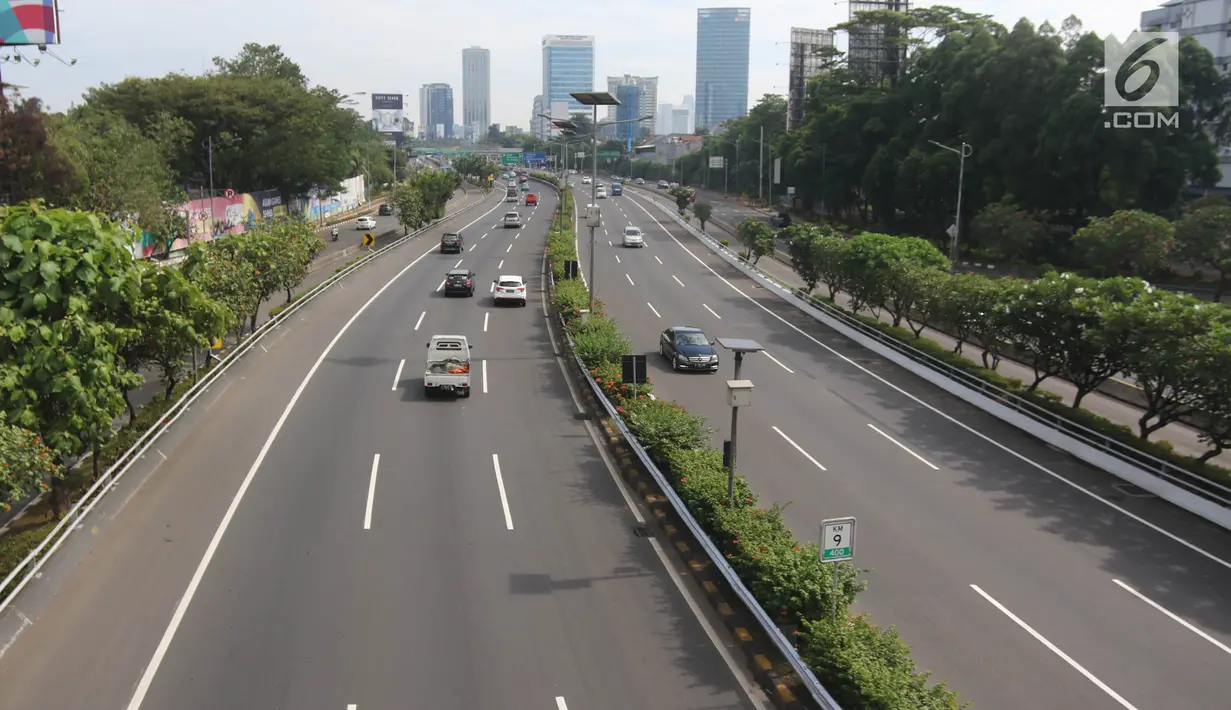 Suasana arus lalu lintas tampak lengang di Tol Dalam Kota, Jakarta Rabu (27/6). Lalu lalang kendaraan menurun dibandingkan hari biasanya yang selalu padat. (Liputan6.com/Arya Manggala)