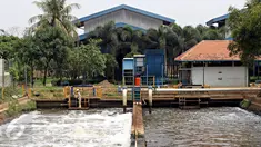 Petugas melakukan perawatan rutin pada Instalasi Pengolahan Air (IPA) PT Palyja di Cilandak, Jakarta, Rabu (7/10). Untuk menjaga kualitas air bersih kepada pelanggan, Palyja harus menurunkan produksi 50% dari normalnya. (Liputan6.com/Immanuel Antonius)