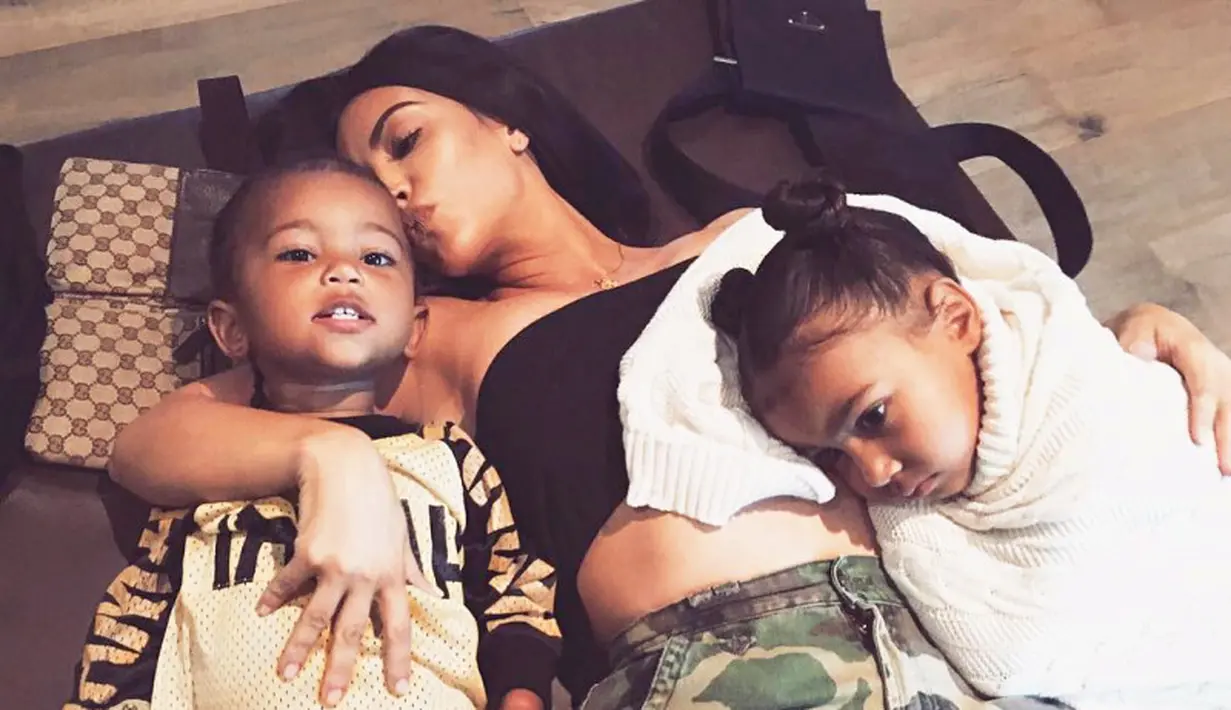 Ini saat Kim Kardashian tengah bermanja-manja dengan Saint West dan North West. (instagram/kimkardashian)