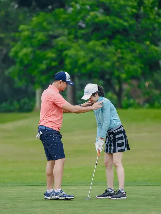 Dalam foto yang dibagikan ke Instagram, bintang film Hijrah Cinta Surya Insomnia juga pernah mengajak pasangannya untuk main golf bersama  dan mengajari pasangannya di lapangan. (instagram/@ussypratama)