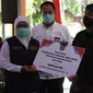 Staf Ahli Menteri Bidang Ekonomi Kesehatan Kementerian Kesehatan RI H. M. Subuh ikut menyerahkan 26 bantuan ventilator untuk 15 rumah sakit di Jawa Timur pada Rabu, 16 September 2020 di Pendopo Delta Wibawa Kabupaten Sidoarjo. (Kementerian Kesehatan)