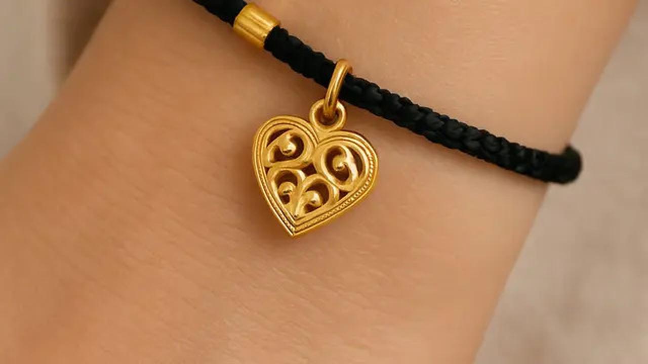 Inspirasi 7 Model Gelang Emas dengan Tali Hitam Terbaru, Aksesoris Kasual Bikin Penampilan Trendy