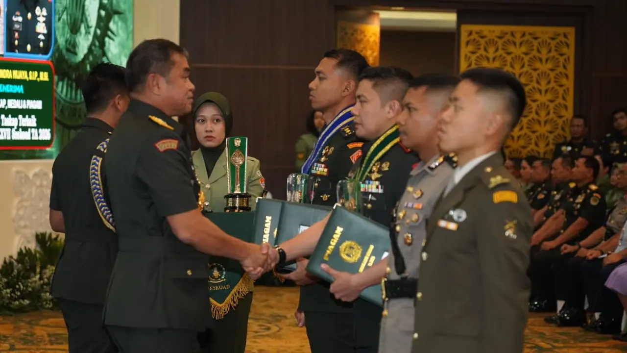 Kasad Jenderal TNI Maruli Simanjuntak memberi penghargaan kepada Letkol Teddy Indra Wijaya sebagai penulis Taskap (Kertas Karya Perorangan) terbaik Dikreg LXVII Seskoad 2026. (Istimewa)