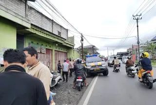 Aksi nekat OB (49) menawarkan sepeda motor hasil curiannya berakhir di ruang perawatan RSUD R Syamsudin SH. Pelaku babak belur dihakimi massa. (Liputan6.com/Fira Syahrin)