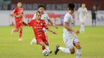 Pemain Persija Jakarta, Riko Simanjuntak, berusaha melewati pemain Persita Tangerang pada laga pekan keenam BRI Liga 1 2022/2023 di Stadion Patriot Candrabhaga, Bekasi, Rabu (24/8/2022). (Bola.com/M Iqbal Ichsan)
