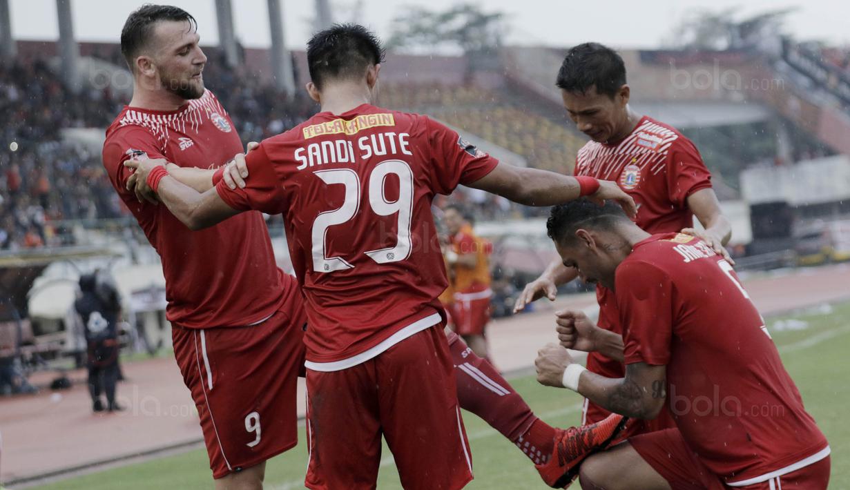 Striker Persija, Marko Simic, melakukan selebrasi usai mencetak gol ke gawang Mitra Kukar pada laga perempat final Piala Presiden di Stadion Manahan, Solo, Minggu, (4/2/2018). Persija menang 3-1 atas Mitra Kukar. (Bola.com/M Iqbal Ichsan)